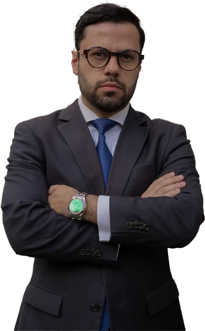 Bruno Nascimento, advogado militar, de terno e braços cruzados